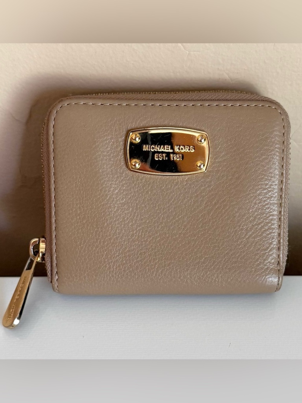 MICHAEL KORS EST 1981 ZIP AROUND WALLET GOLD ACCENTS COMPACT PEBBLED LEATHER